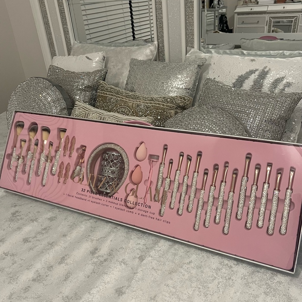 Glitz and Glam holiday makeup brush set